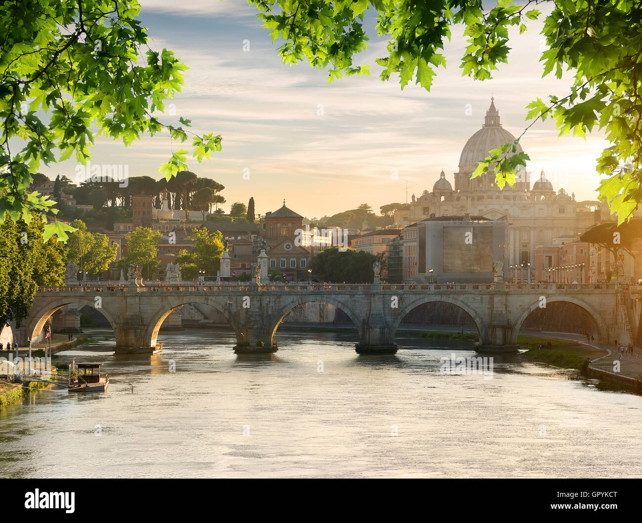 Puente de San Angelo cerca del Vaticano al atardecer Foto de stock