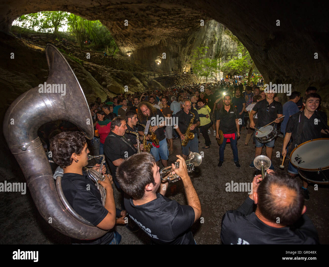 "Zikiro Jate' tradicional fiesta en la cueva de las Brujas en Zugarramurdi (Sorginen Leizea - Navarra - España). Foto de stock