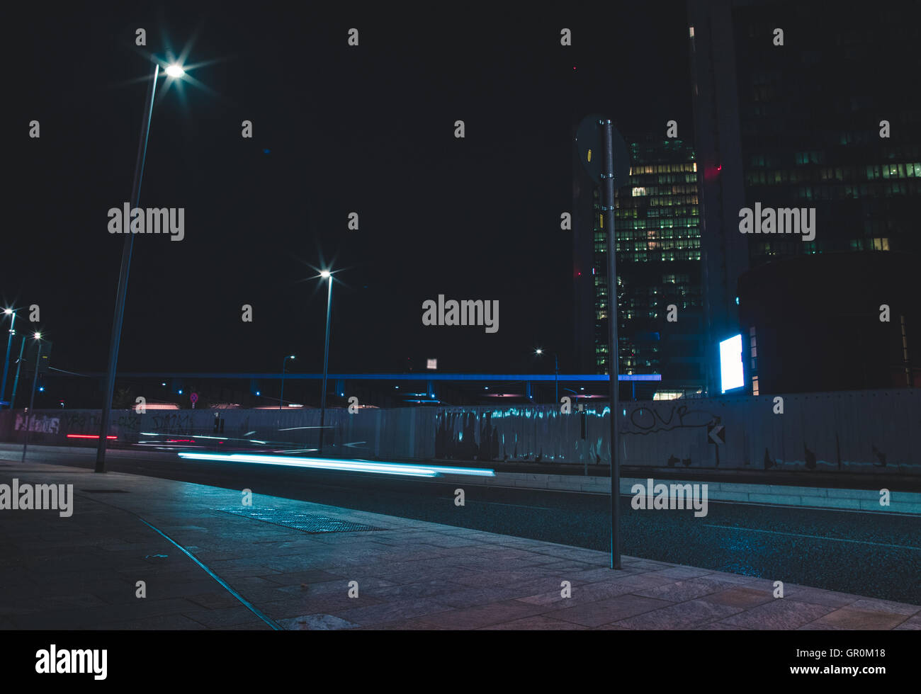Rápido el tráfico en la calle en la moderna ciudad de noche Foto de stock