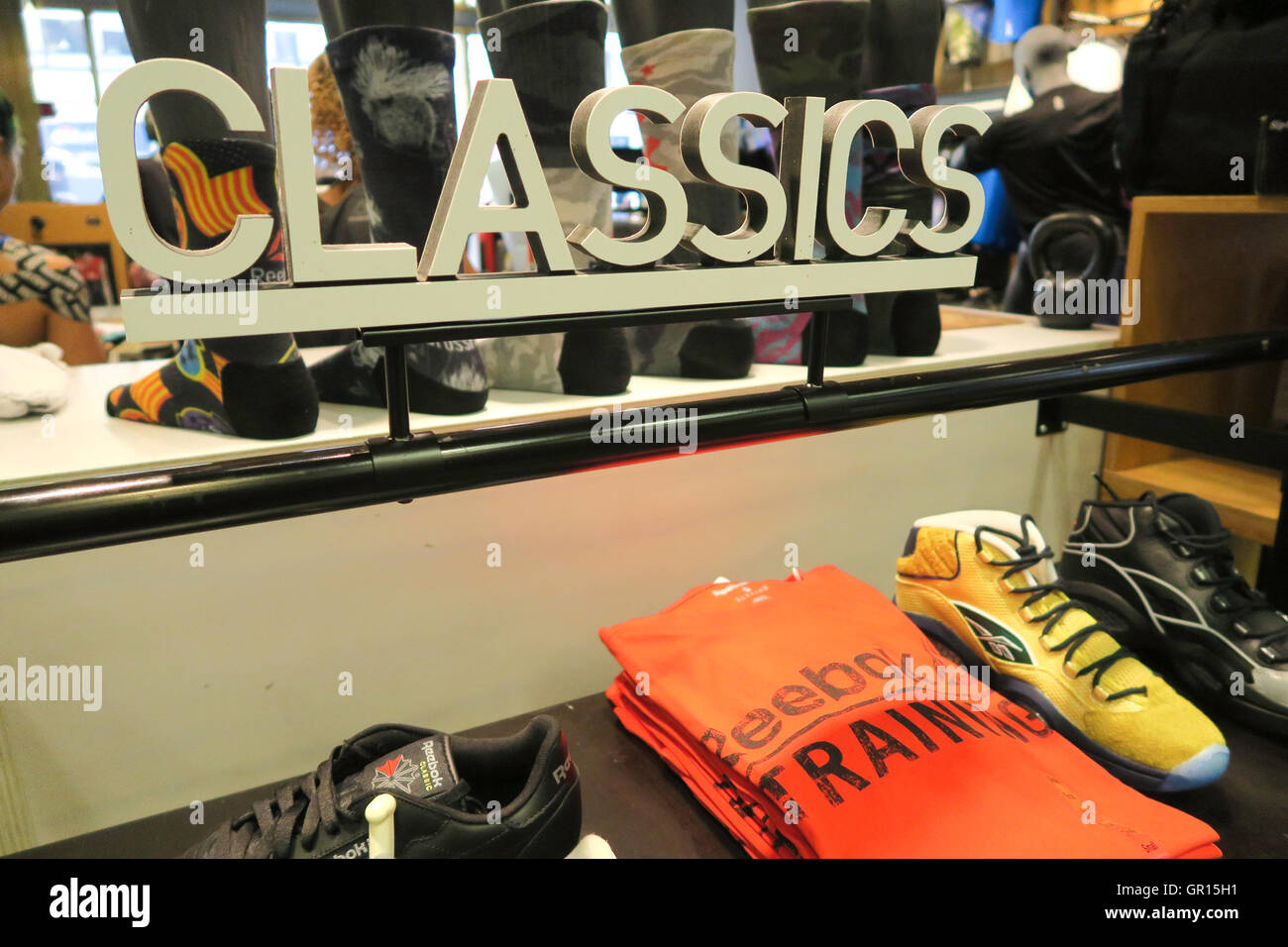 Tienda Reebok Classics mostrar, en la ciudad de Nueva York, EE.UU  Fotografía de stock - Alamy