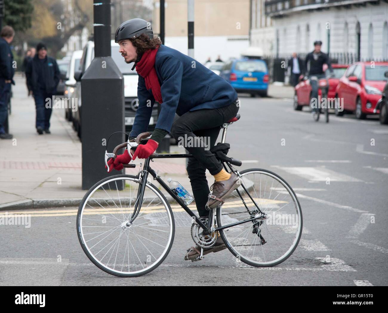 Moda hombre bigote pañuelo rojo Ciclismo Bicicleta Fotografía de stock -  Alamy