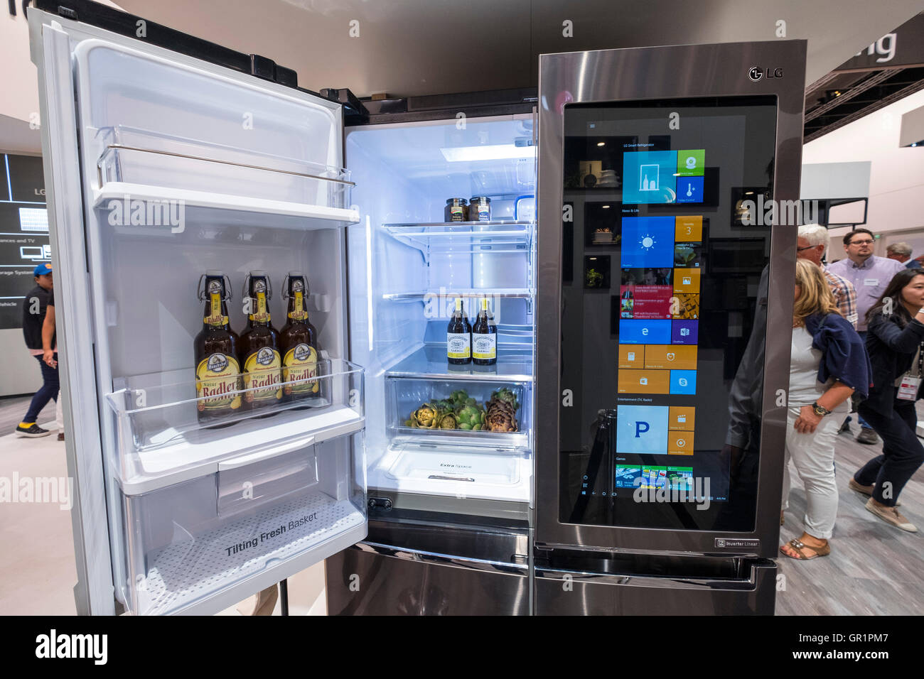 LG nevera / congelador con pantalla táctil de gran tamaño en 2016 IFA  (Internationale Funkausstellung Berlin), Berlín, Alemania Fotografía de  stock - Alamy