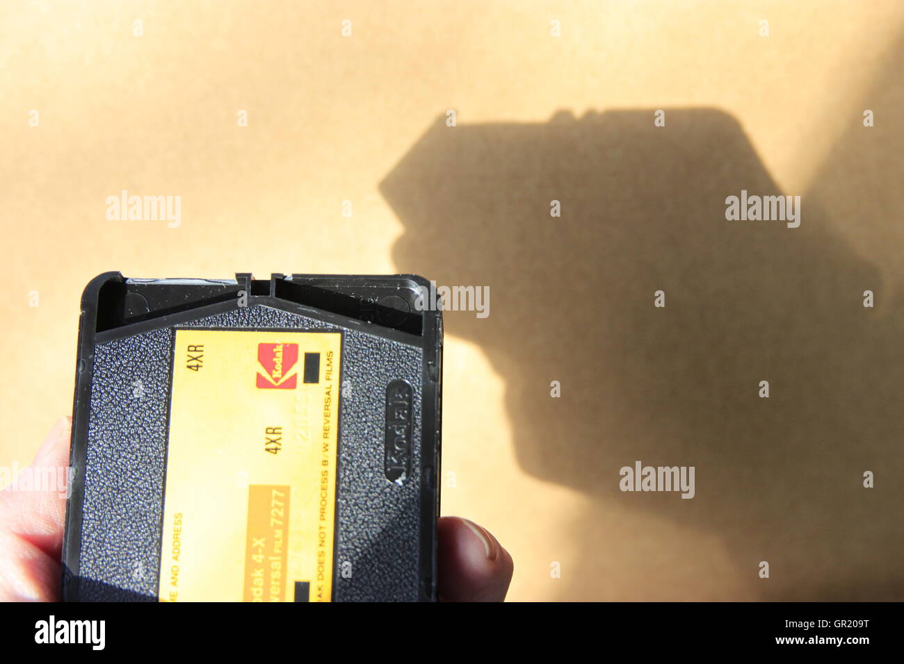 Retro 70 Super 8 analógico/analógico cámara de cine películas de cine de cartucho con sombra en la pared. Foto de stock