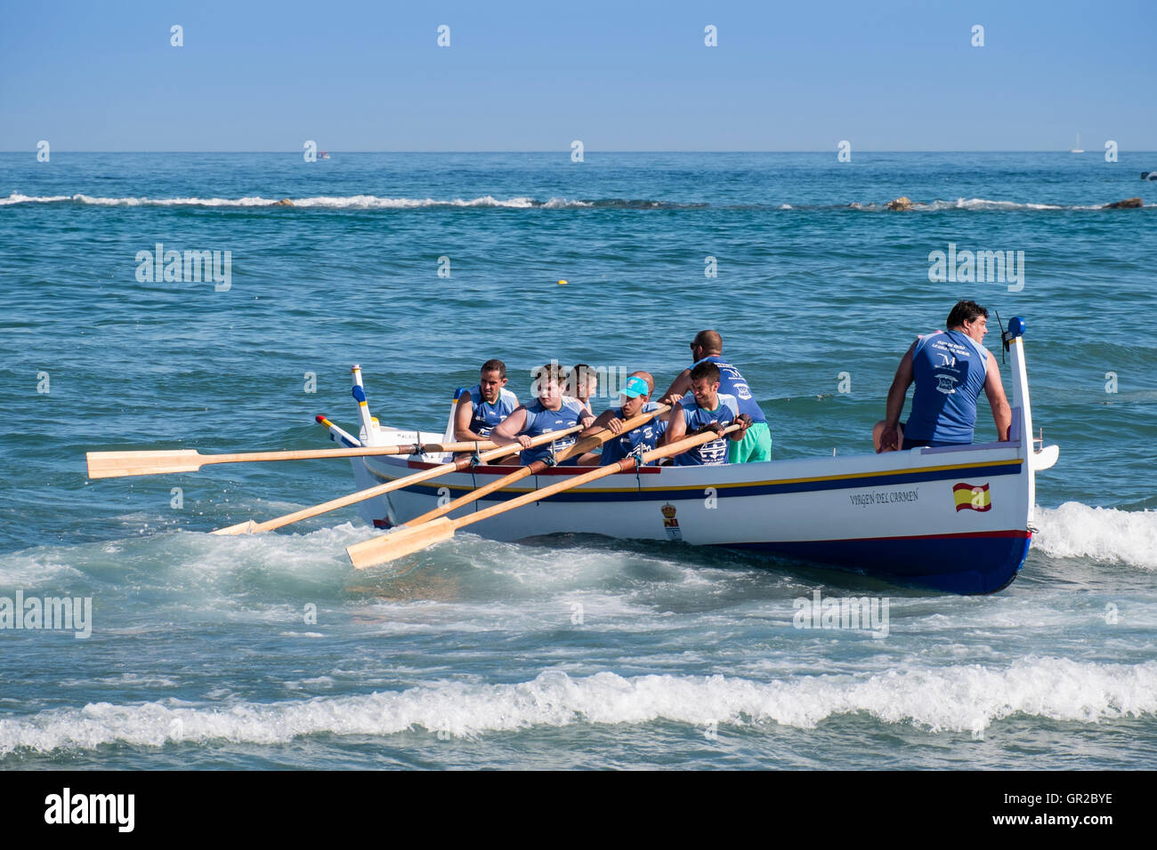 Carrera de botes de pesca en Fuengirola, Málaga, España Fotografía de stock  - Alamy