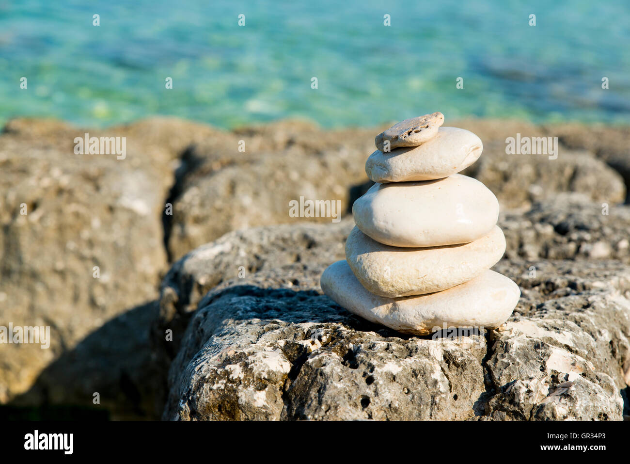 Suave playa croata sobre piedras zen Foto de stock