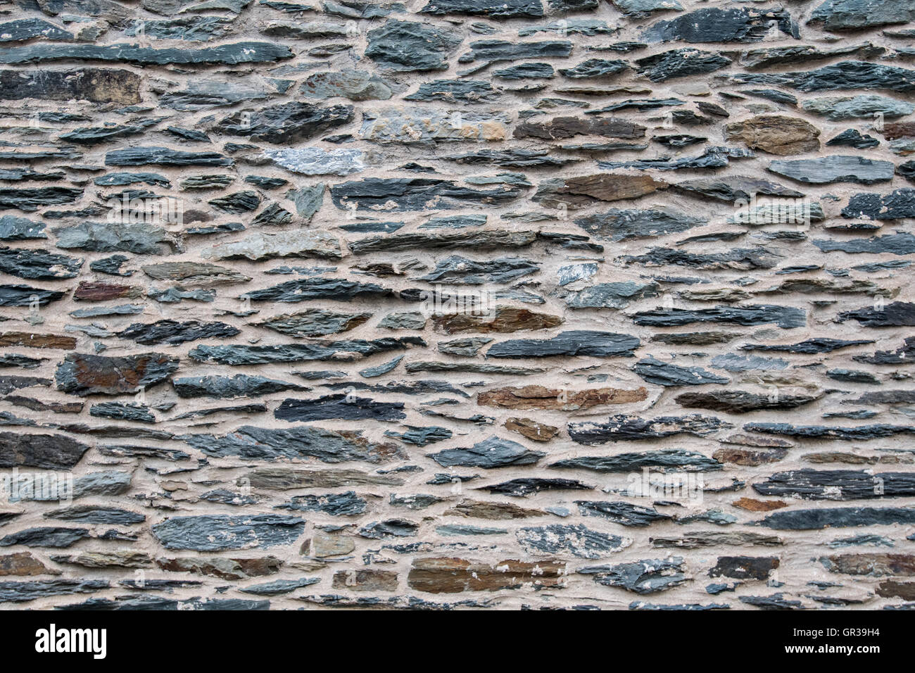 Brown y piedra pizarra pared con lechada de cemento bronceado Fotografía de  stock - Alamy