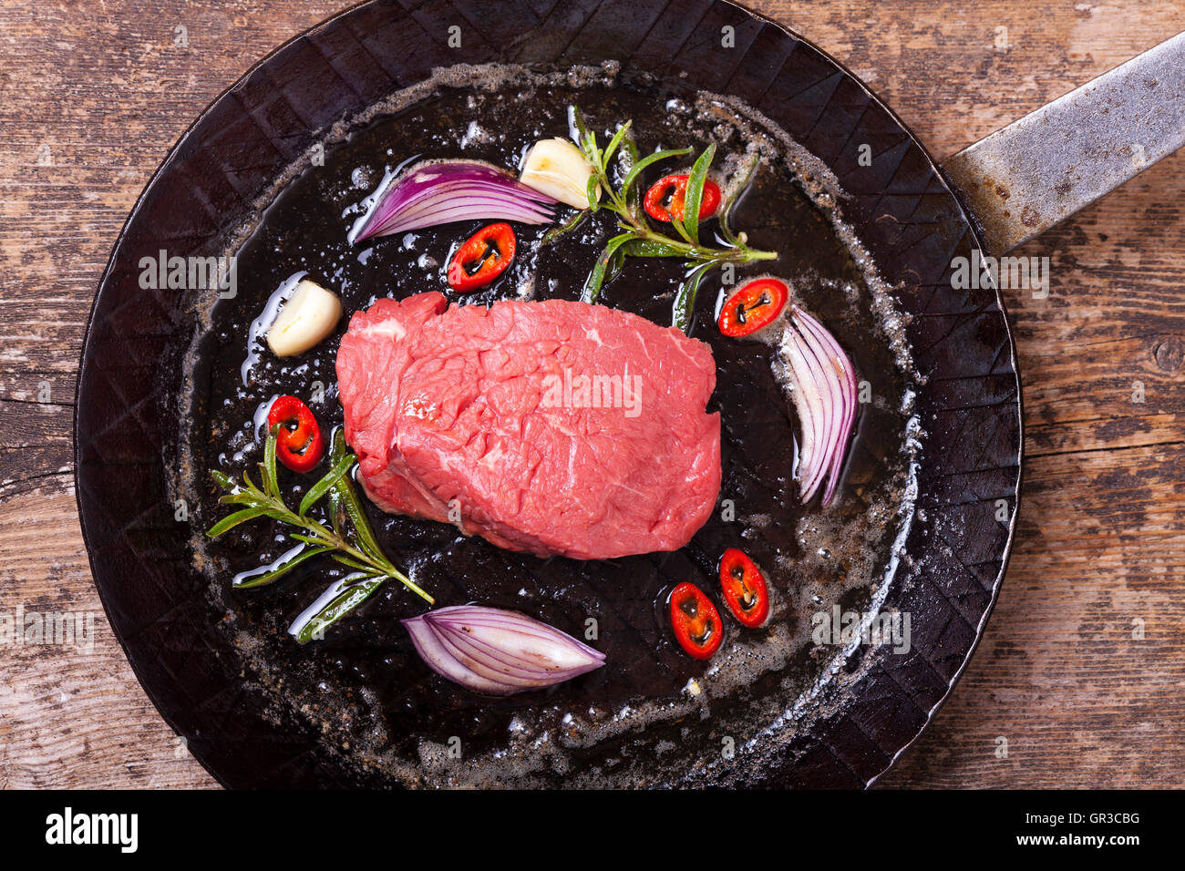 Las materias de carne en una cacerola de hierro Foto de stock