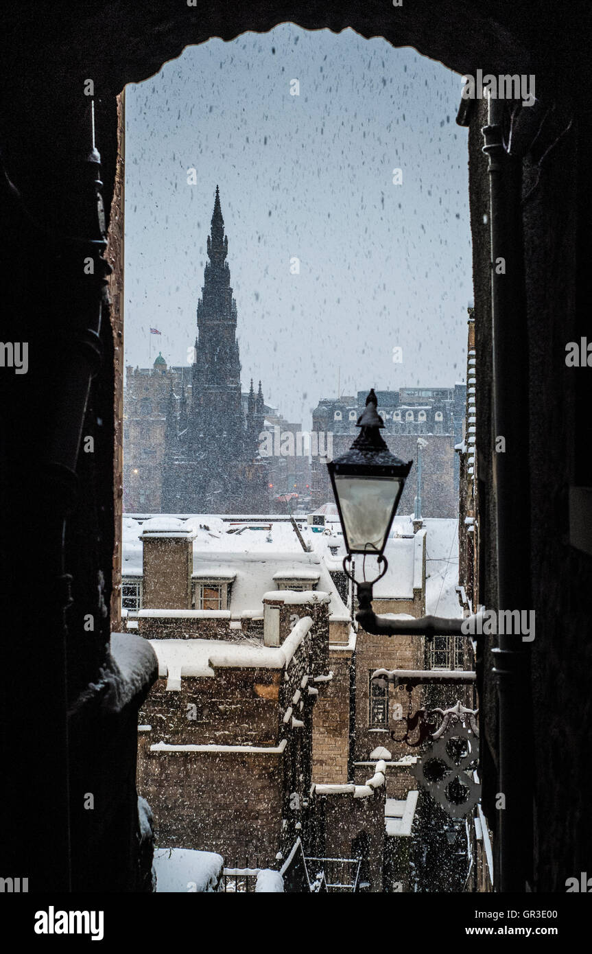 Casco Antiguo de Edimburgo en la nieve. Aboga por cerrar enmarcando el Monumento a Scott. Foto de stock