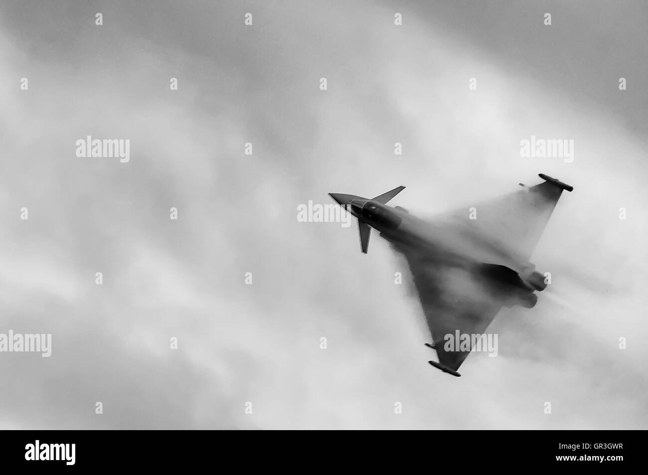 Una nube de condensación de formularios sobre las alas de un Eurofighter Typhoon de la Fuerza Aérea Real Foto de stock