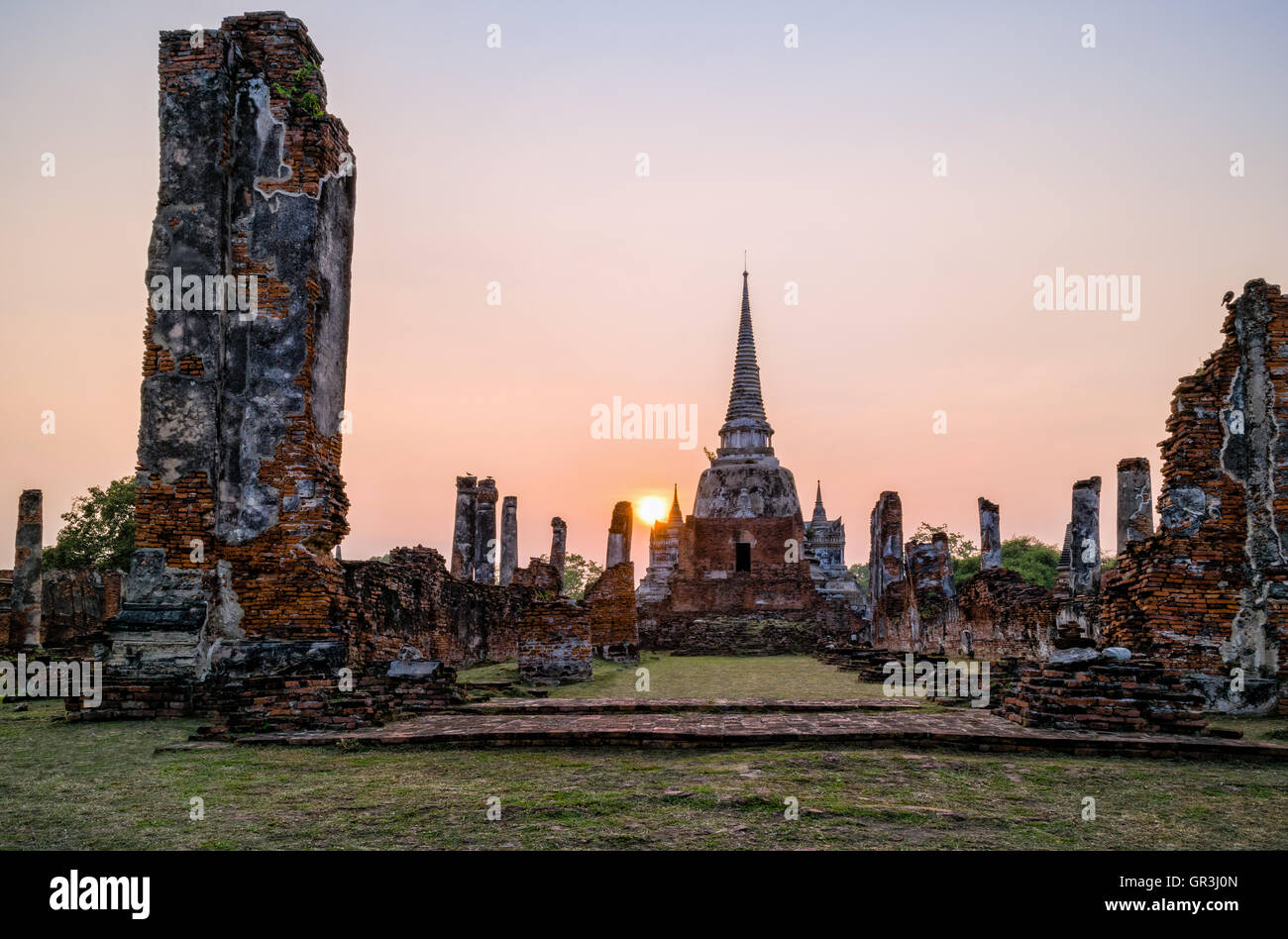 Ruinas y arquitectura antigua Pagoda de Wat Phra Si Sanphet antiguo templo de famosas atracciones durante la puesta de sol en Ayutthaya, Tailandia Foto de stock