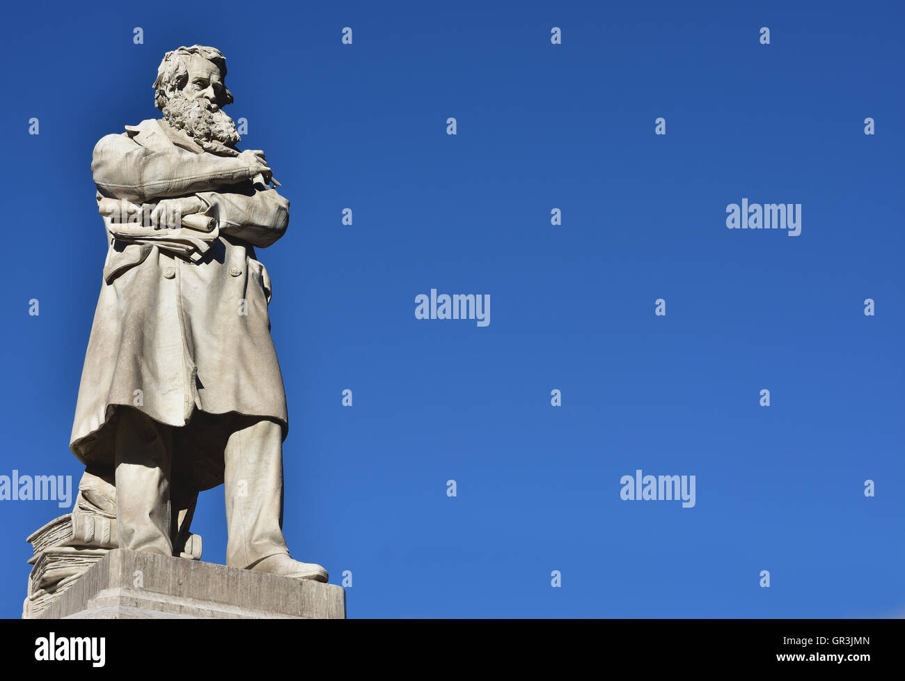 Estatua de mármol de la intelectual y patriota italiano Niccolo Tommaseo en el centro de la Plaza del Campo Santo Stefano (siglo XIX Foto de stock