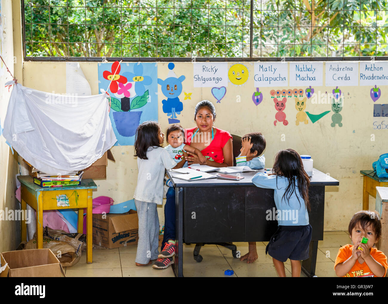 Los niños y docentes en las aulas de la escuela en la Comunidad Pilchi en el río Napo (un afluente amazónico), Ecuador, Sudamérica Foto de stock