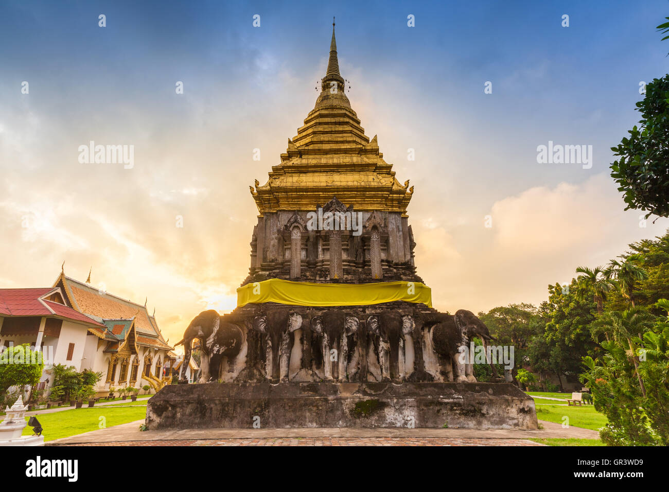 Wat Chiang Man al amanecer, el templo más antiguo de Chiang Mai, Tailandia. Foto de stock