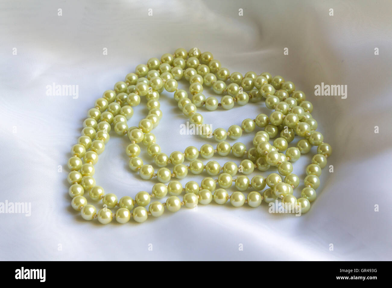 Collar de perlas en blanco suave tejido de seda Fotografía de stock - Alamy