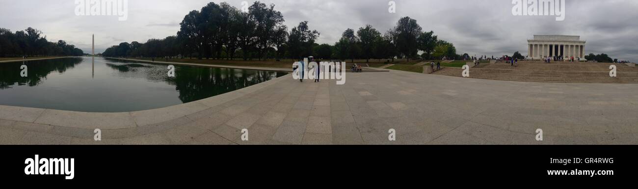 Un panorama en Washington D.C. en un día nublado en entre dos monumentos icónicos. Foto de stock