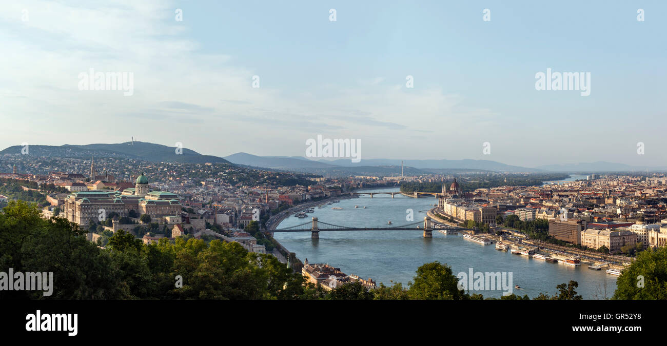 Vistas sobre el casco antiguo de Budapest y el río Danubio desde los pies de la colina Gellert en las primeras horas de la noche, Budapest, Hungría Foto de stock