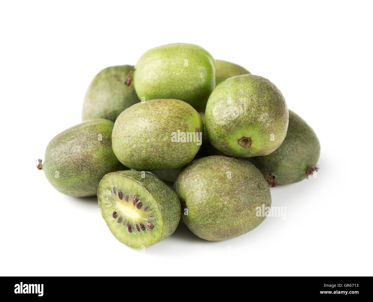 Kiwi berry aislado sobre un fondo blanco. Foto de stock