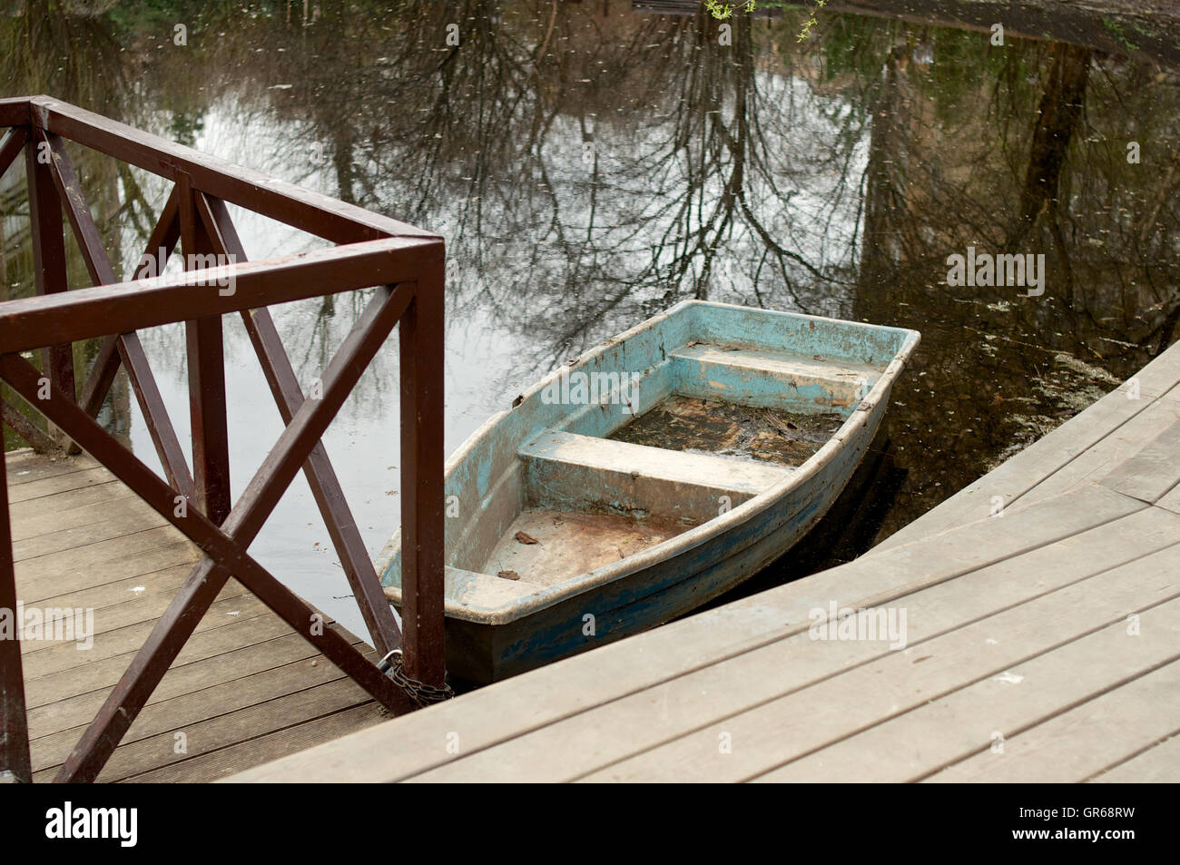 Vistas a un estanque con barandas de madera Foto de stock