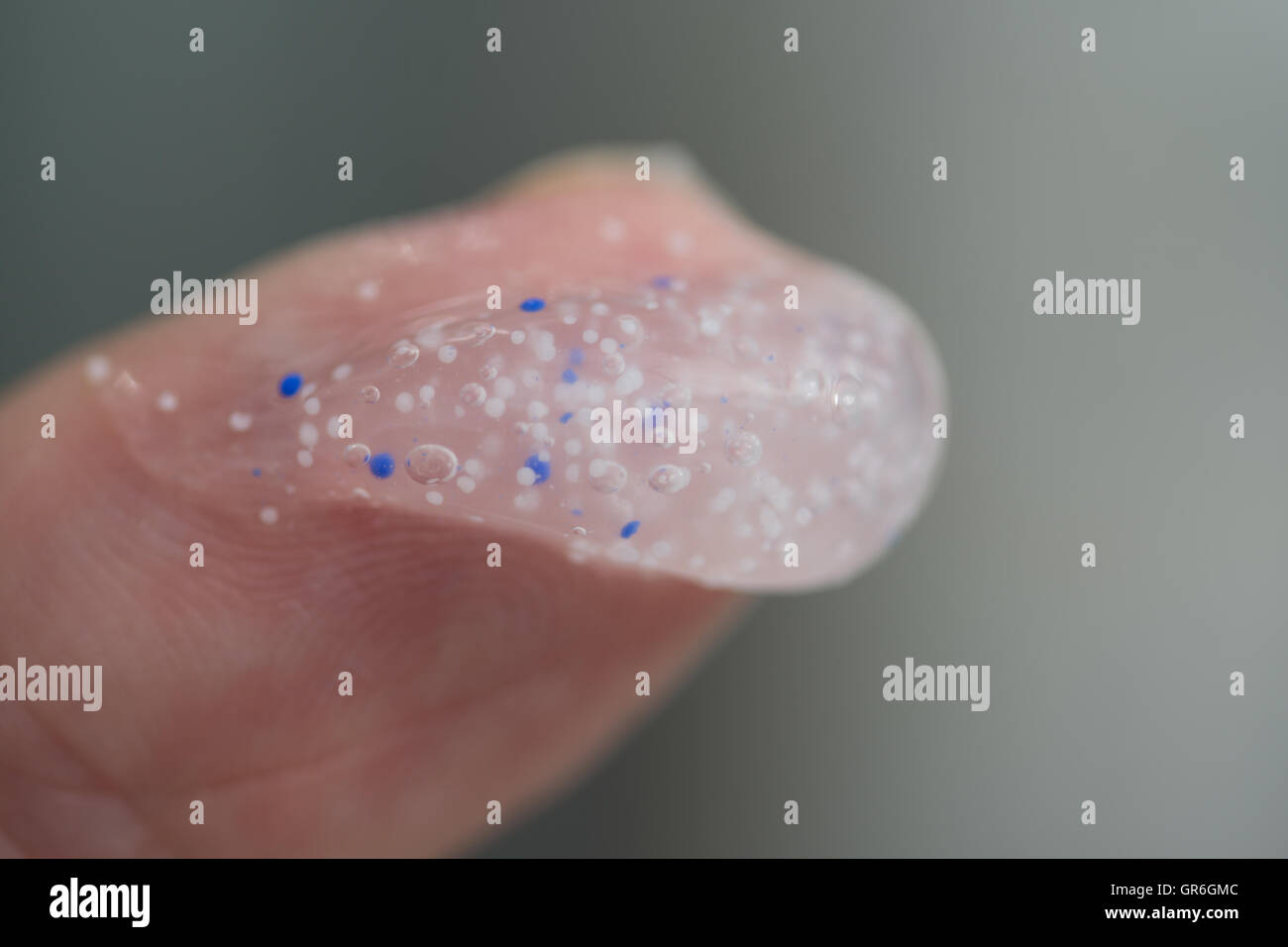 Microbolas dentro de un Gel exfoliante de mens health Foto de stock