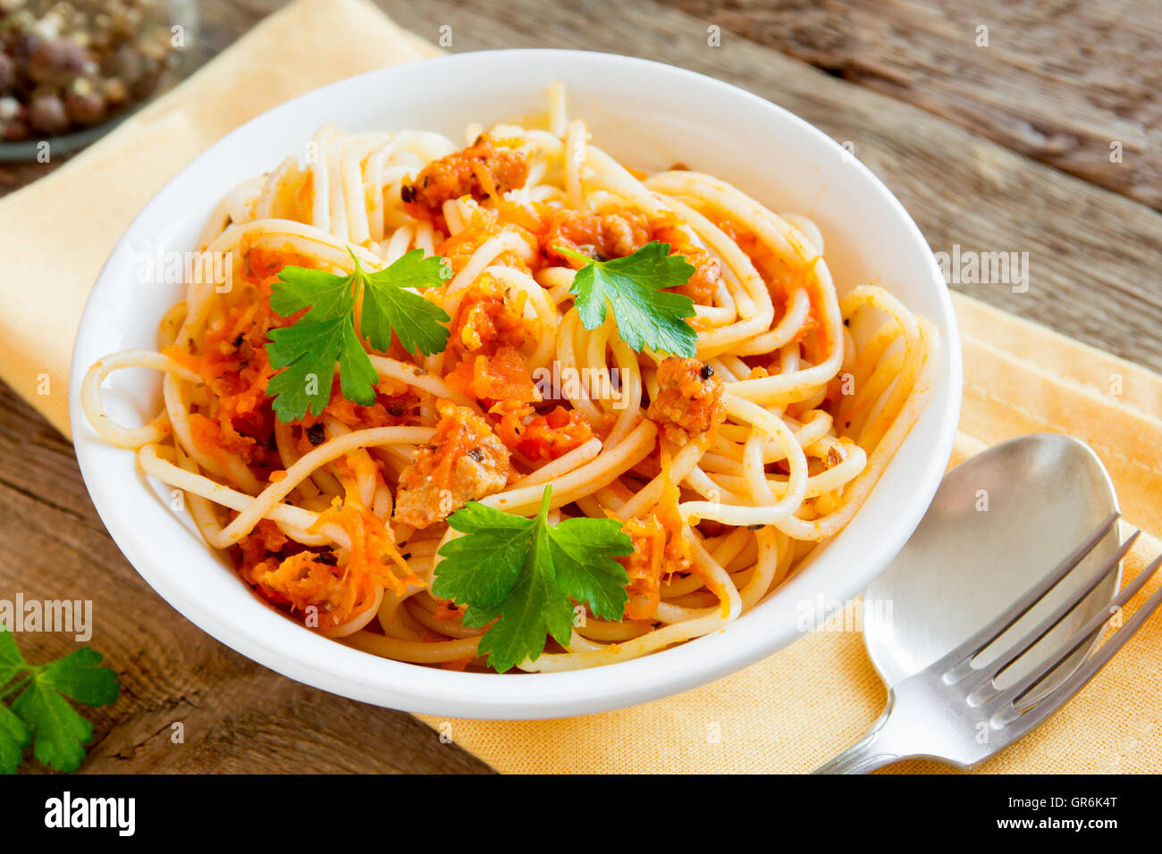 Las pastas italianas - Espaguetis con salsa de carne y verduras cerrar Foto de stock