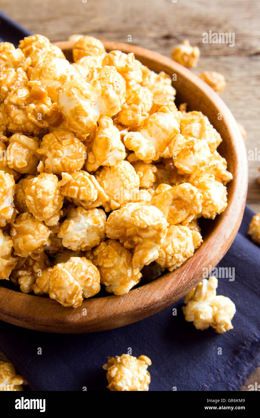 Palomitas de caramelo casero en el tazón de madera Foto de stock