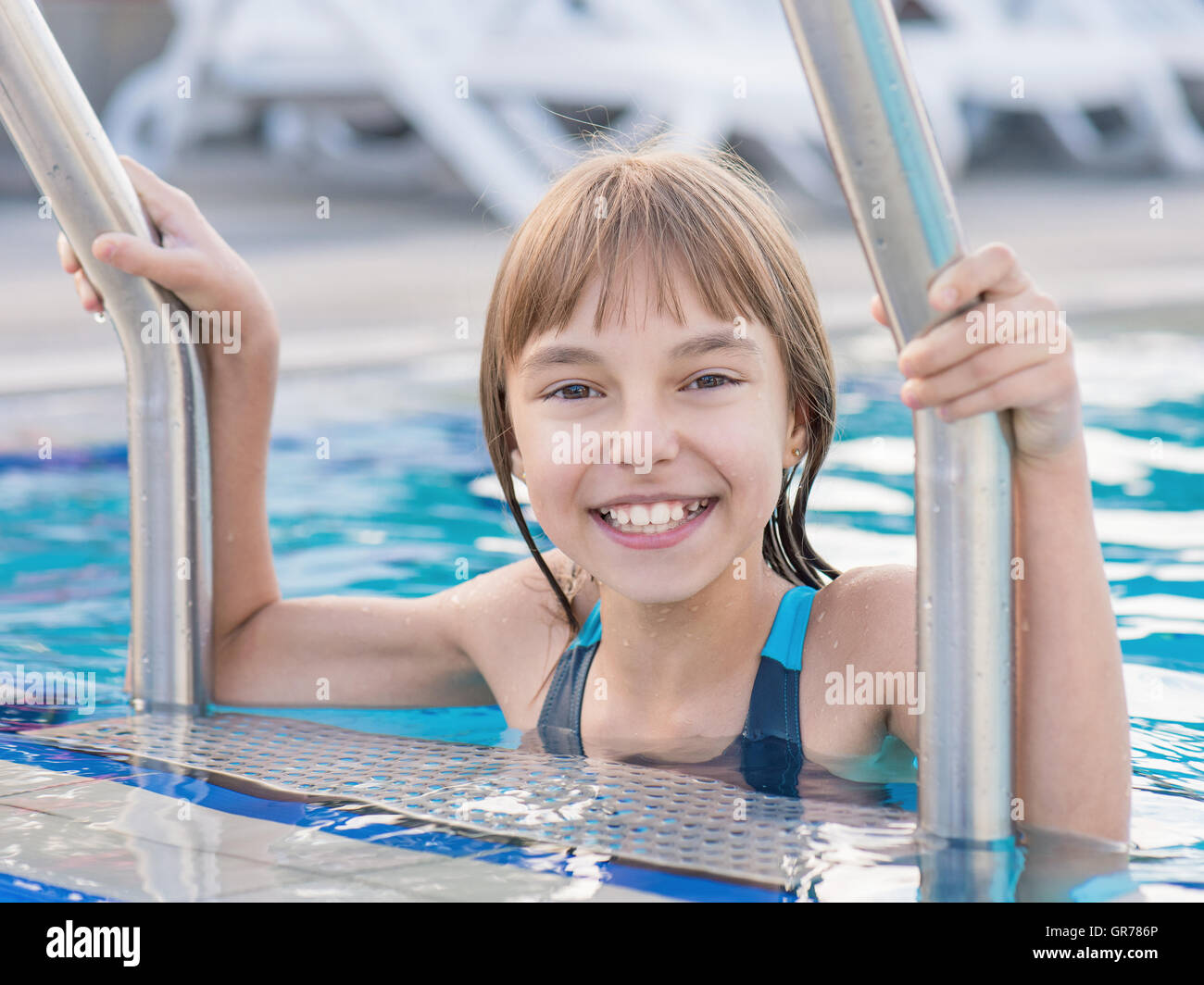 Feliz, la niña en la piscina Fotografía de stock Alamy