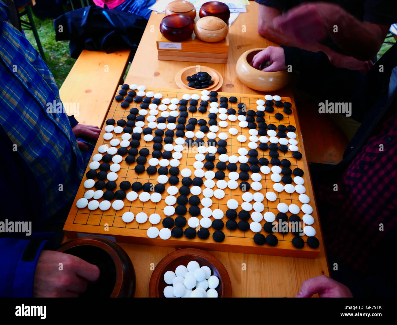 Chino Japonés Coreano Baduk Weiqi Go un juego de tablero Chino tradicional  Fotografía de stock - Alamy