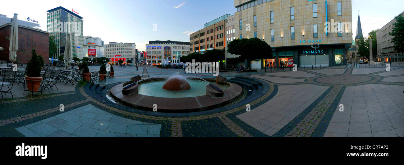 Área de Compras de la plaza Kennedy al atardecer en Essen NRW Alemania Foto de stock