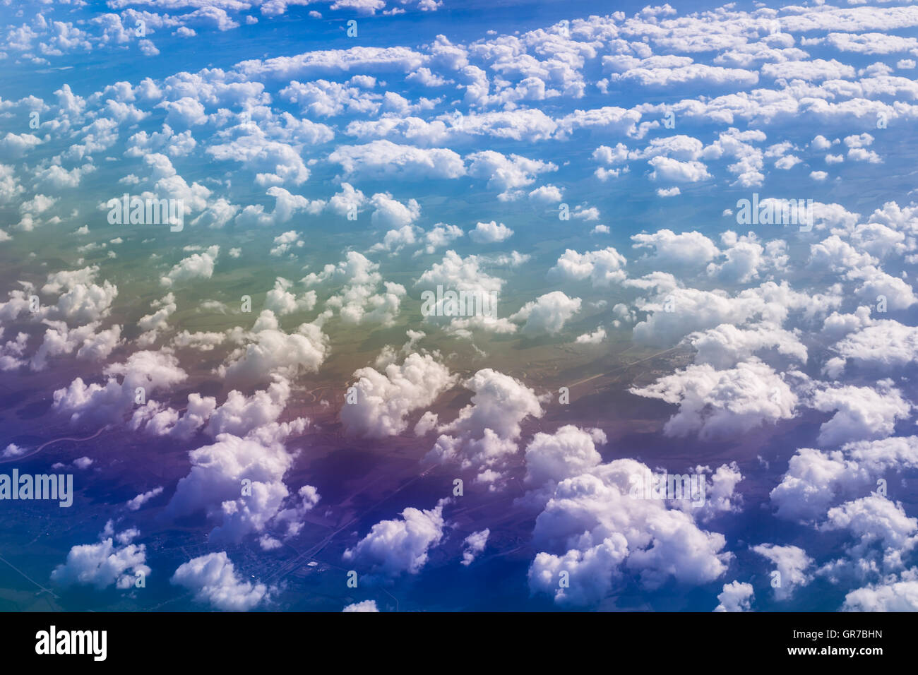 Avión volando, cúmulos sobre el mar Negro y el Cáucaso. Vista del cielo desde aviones, viajes de larga distancia Foto de stock