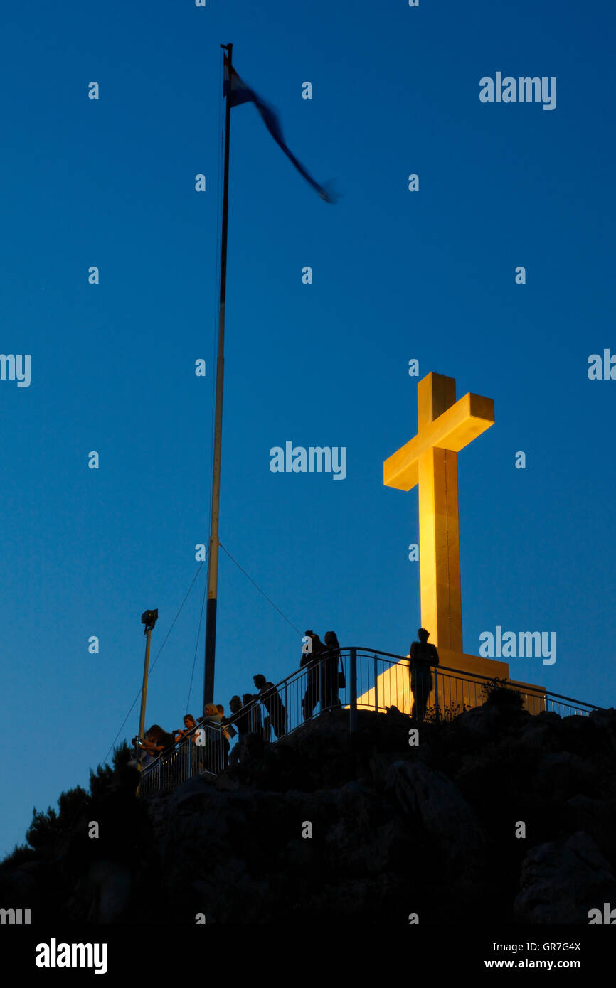 Cruz iluminada en el monte Srd en Dubrovnik.Sustitución de la cruz destruido en la guerra de 1990 . Foto de stock