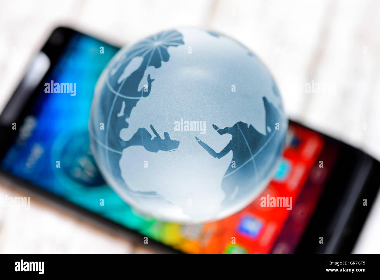 Globe en el smartphone, la itinerancia Foto de stock