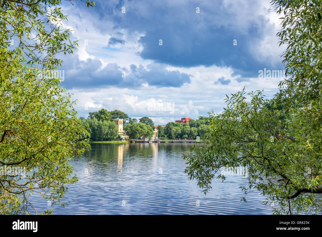 Holguin estanque en Peterhof. San Petersburgo, Rusia Foto de stock
