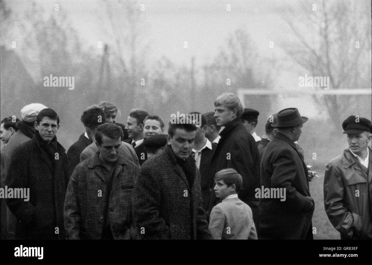 La gente Watcher 1965 BW Foto de stock