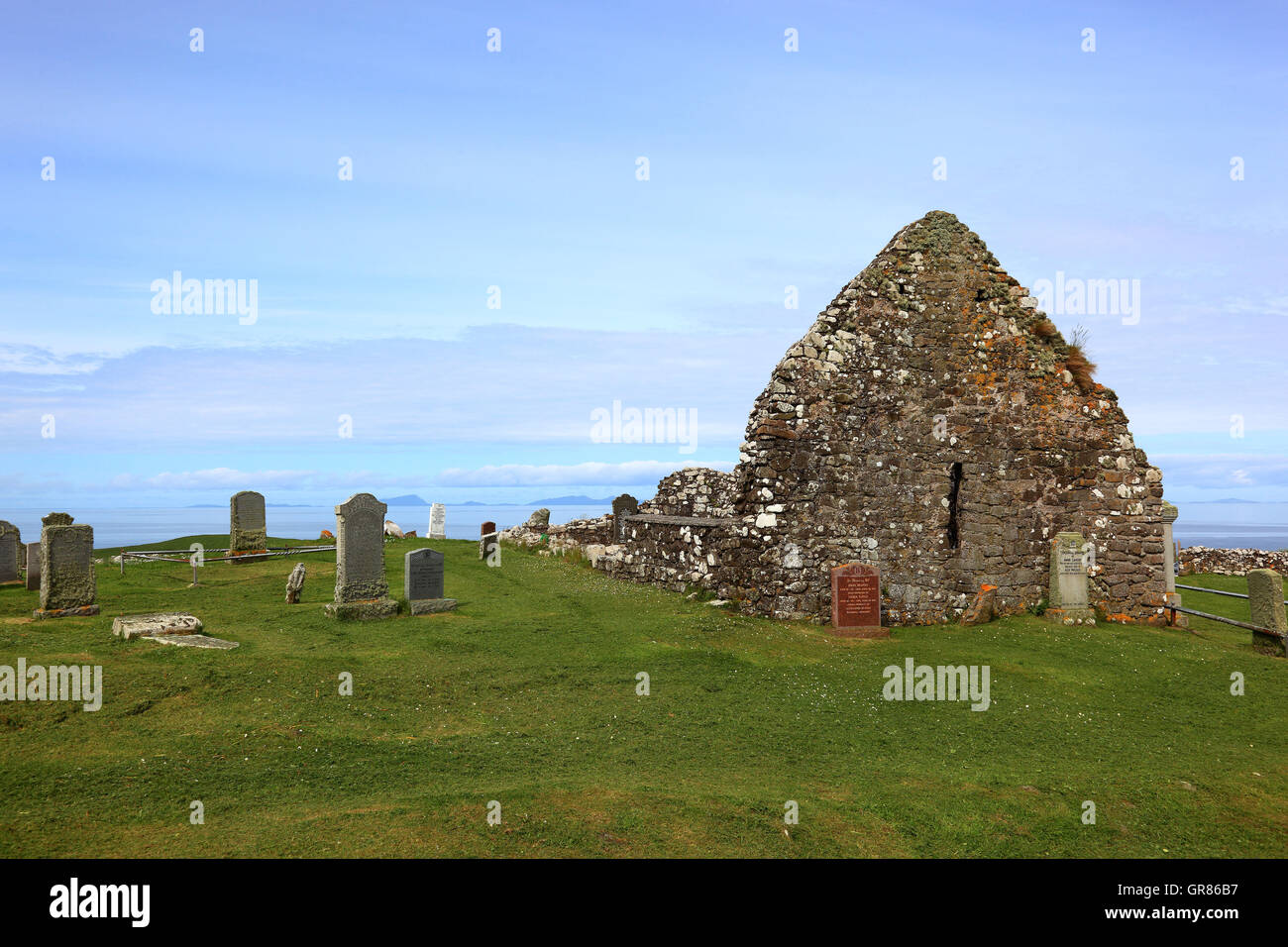 En Escocia, las Hébridas interiores, en la Isla de Skye, Península Waternish Trumpan, Iglesia y cementerio, ruinas de la iglesia medieval Foto de stock