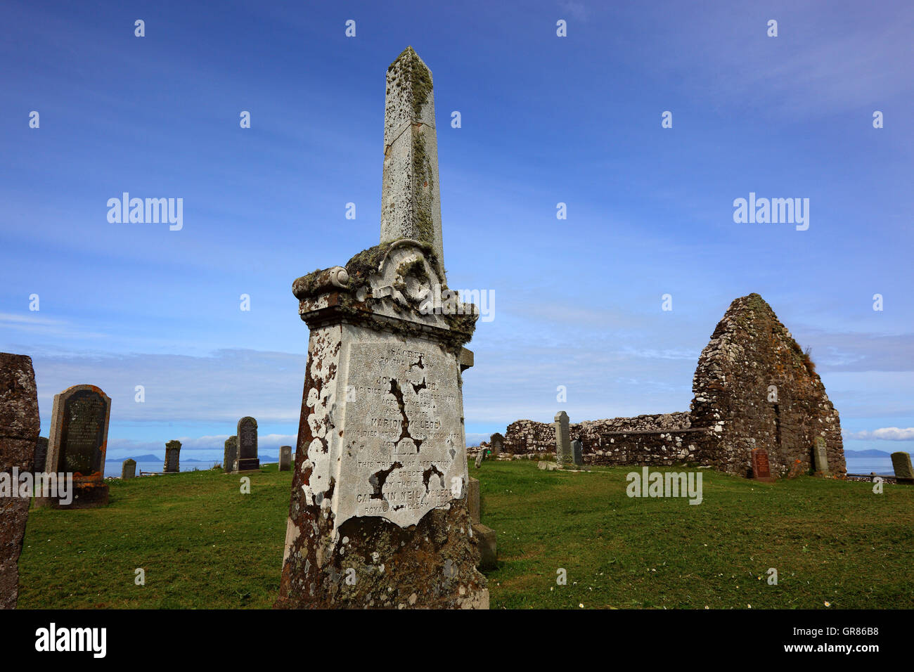 En Escocia, las Hébridas interiores, en la Isla de Skye, Península Waternish Trumpan, Iglesia y cementerio, ruinas de la iglesia medieval Foto de stock