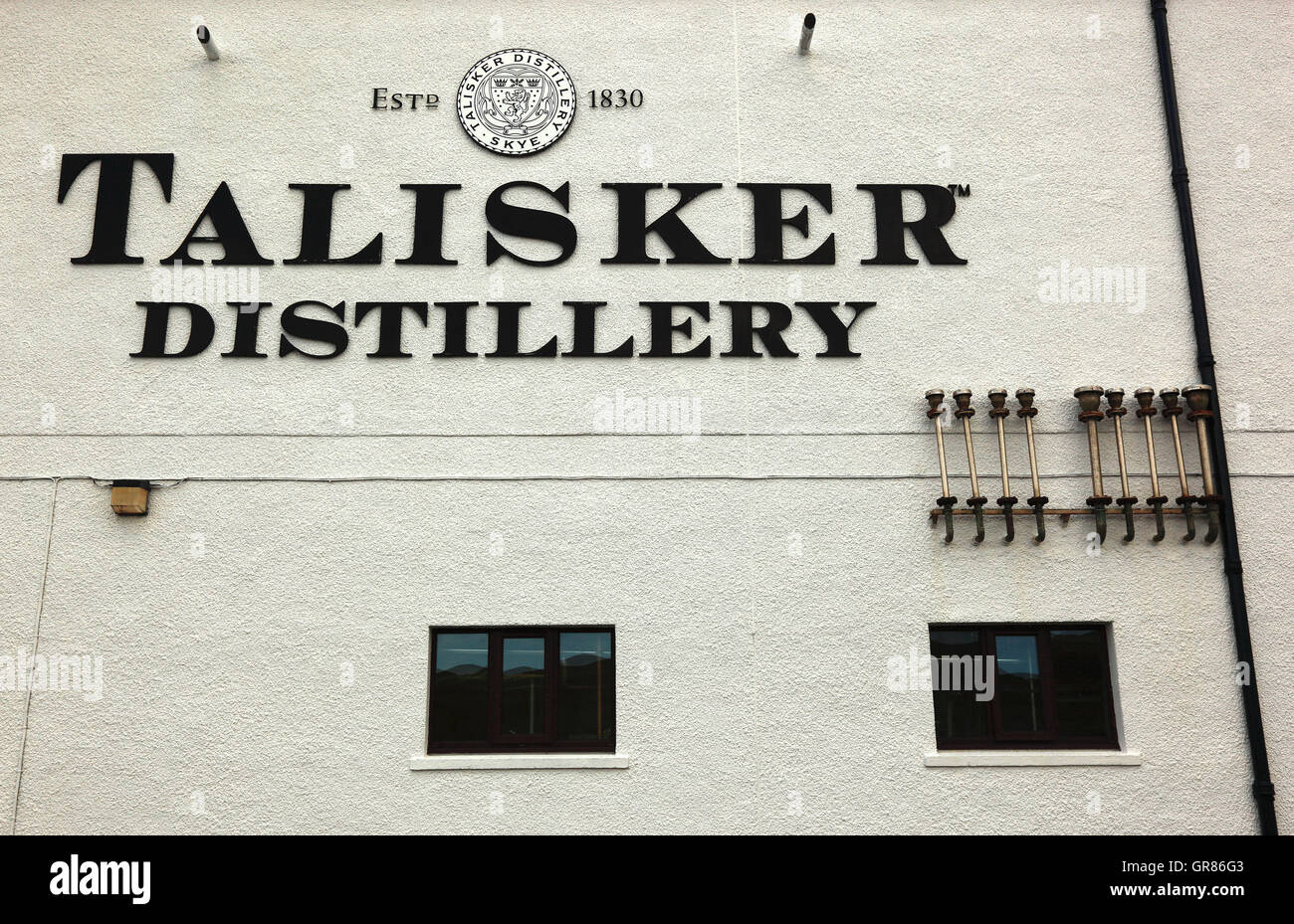 En Escocia, las Hébridas interiores, la Isla de Skye, Minginish península, la construcción de la destilería de whisky Talisker Foto de stock
