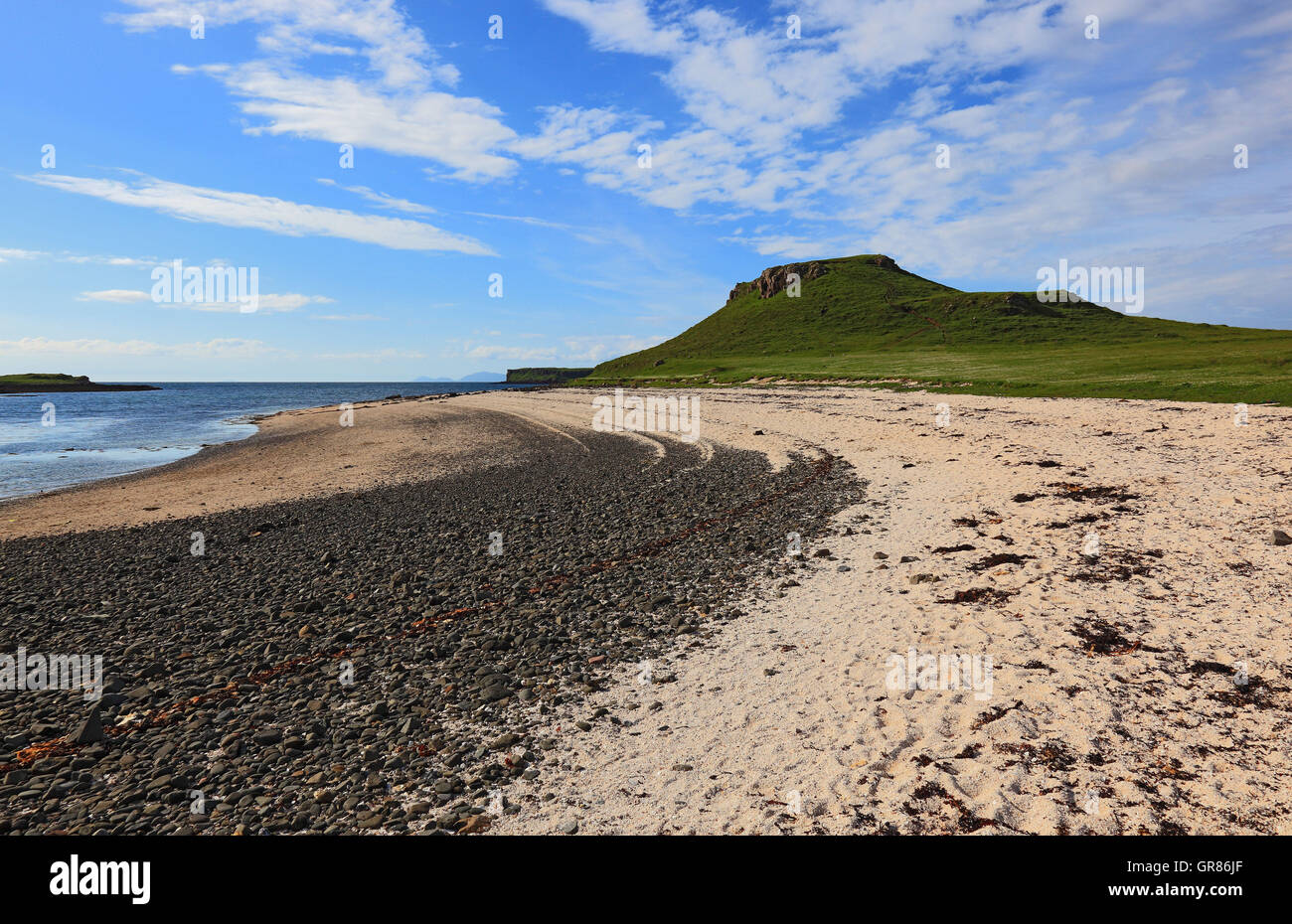 En Escocia, las Hébridas interiores, en la Isla de Skye, la península de Duirinish, paisaje en Coral Beach con Claigan Foto de stock