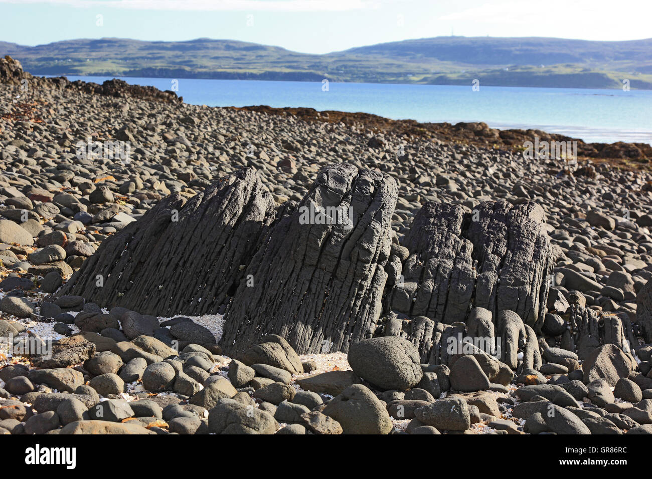 En Escocia, las Hébridas interiores, en la Isla de Skye, la península de Duirinish, paisaje en Coral Beach con Claigan, piedras grises, diferentes para Foto de stock