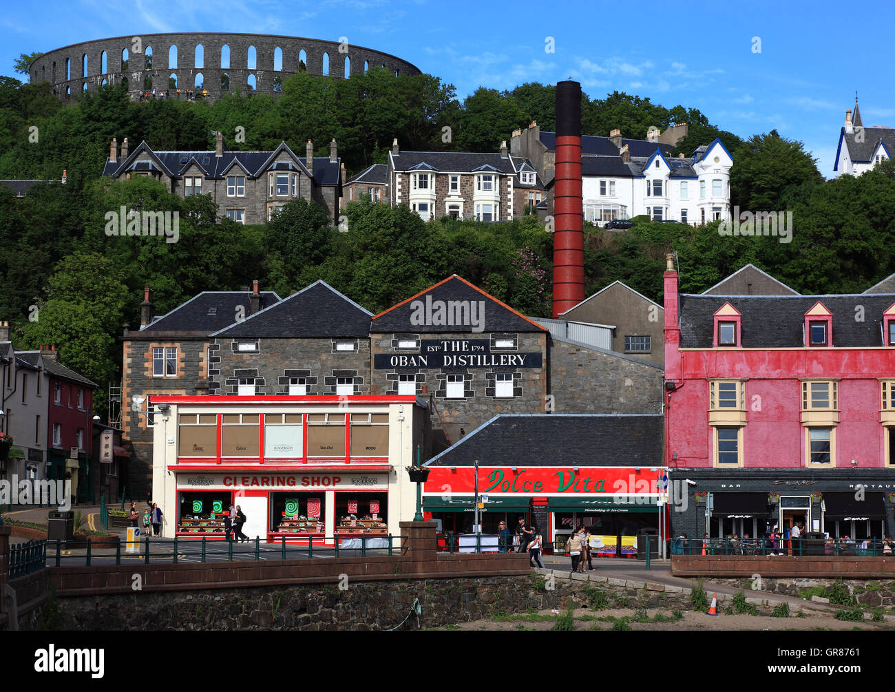 Escocia, de la ciudad de Oban, mire la ciudad con la Torre de McCaig ver Foto de stock