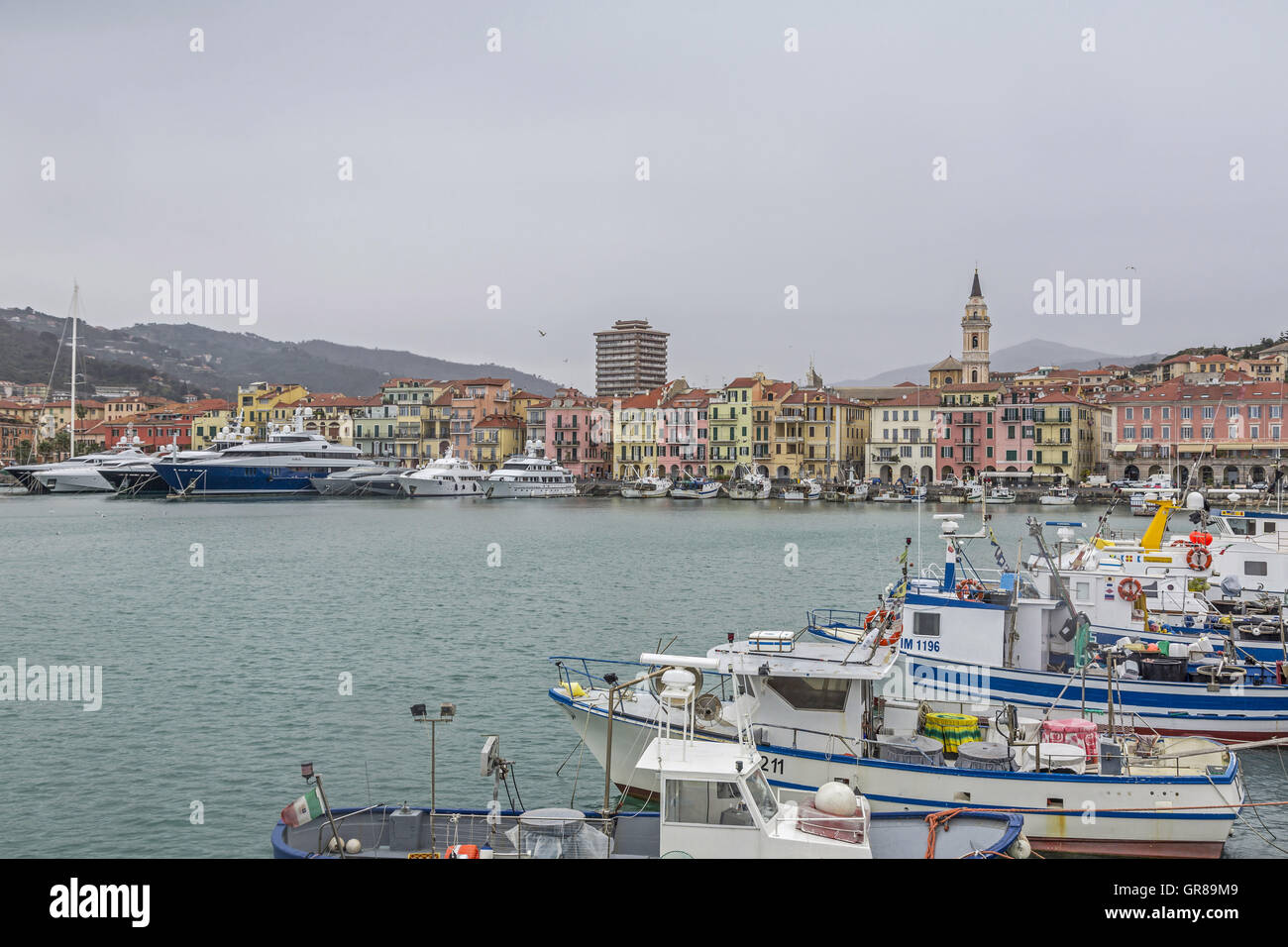 La capital de la provincia de Imperia, consta de la parte oriental del Distrito de Porto Maurizio y Oneglia Foto de stock