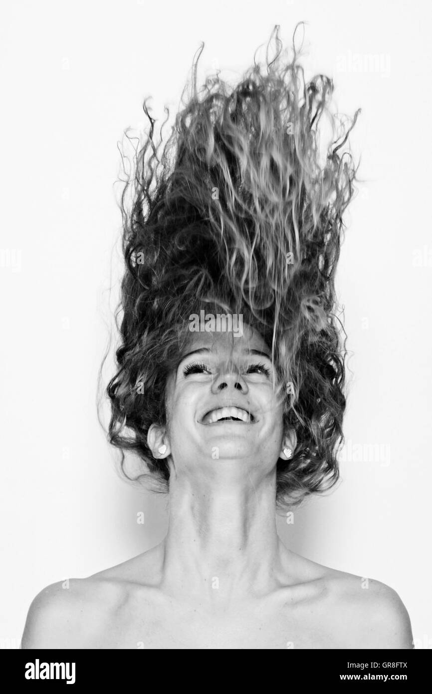 Junge Frau Lässt Temperamentvolle Ihre Haare Fliegen Foto de stock