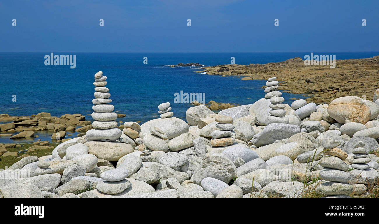 Mojón de piedras blancas en la playa, Bretaña, Francia Foto de stock