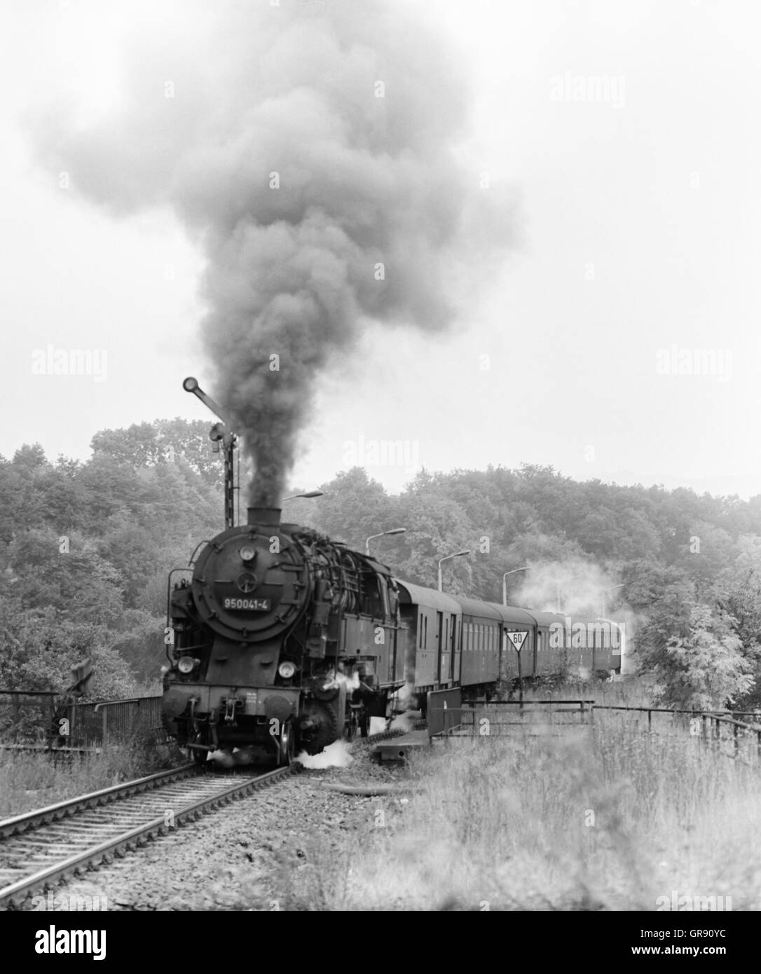Locomotora de vapor con la estación de tren de pasajeros en septiembre de 1979 Breternitz Foto de stock