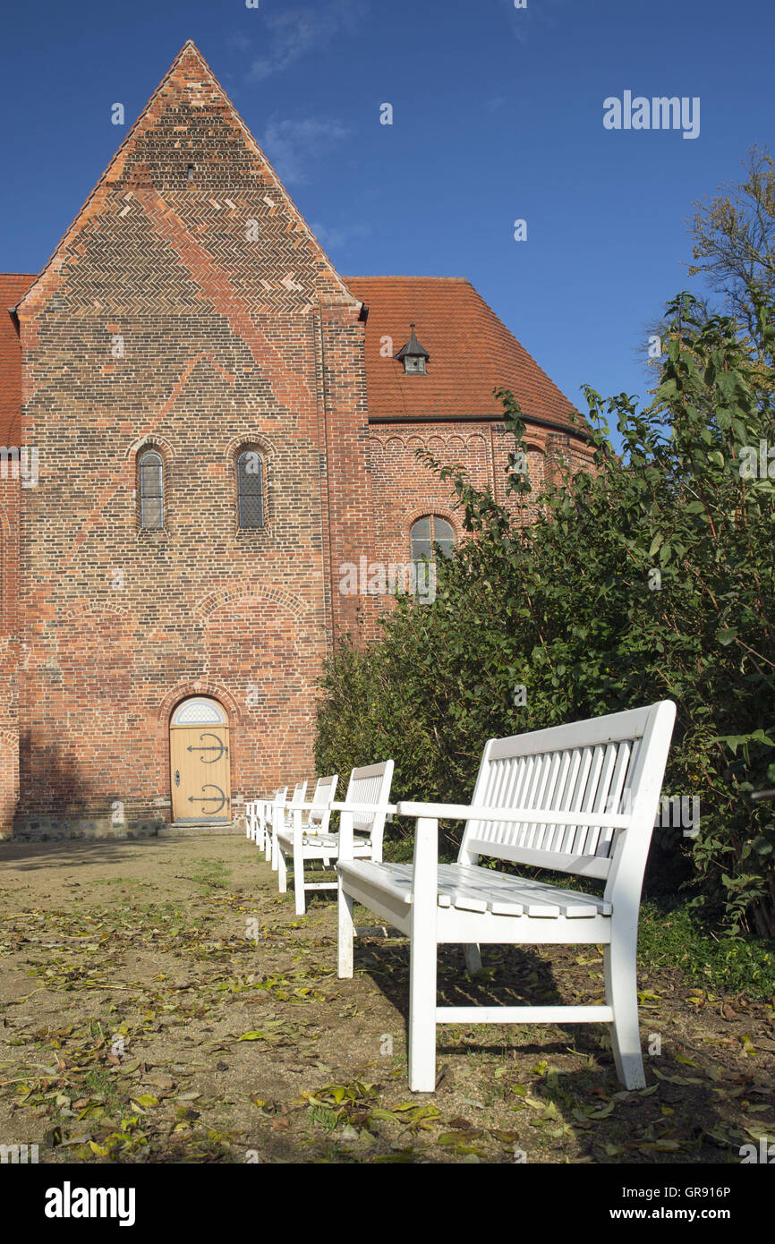 Bancos de madera blanca en la iglesia de Santa Maria en Bergen, Rügen, Mecklenburg Foto de stock
