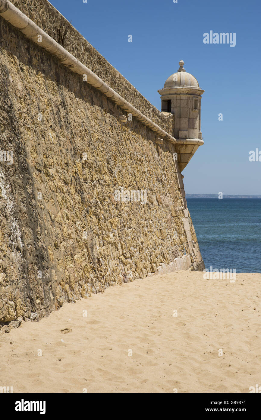 Muralla con torres de vigilancia antes de fortificación en Lagos, Algarve, Portugal, Europa Foto de stock