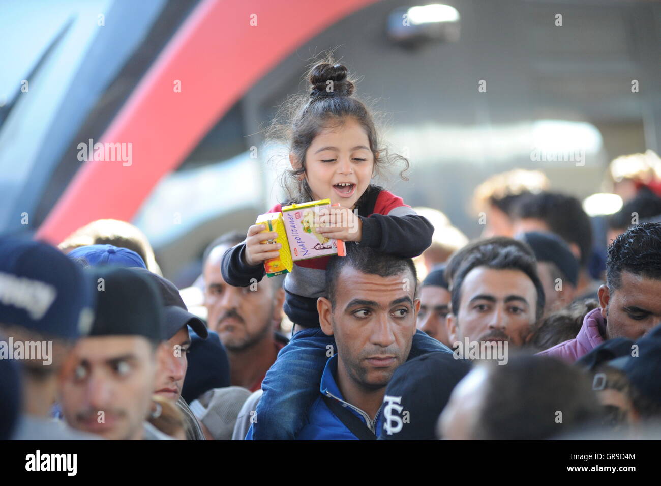 Llegado refugiados sirios en tren desde Budapest en Viena Foto de stock