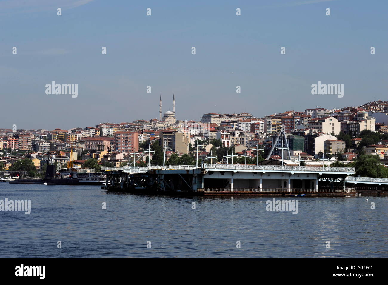 El Cuerno de Oro en Estambul, los restos del antiguo puente de Galata Foto de stock