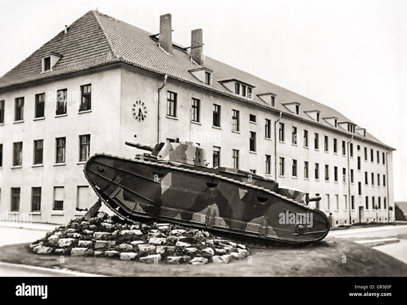 Depósito de entreguerras Grosstraktor alemán "1"producida en contravención del Tratado de Versalles. Fotografía de único sobreviviente prototipo desarrollado por Daimler-Benz consagrado como un monumento por fuera de la 1ª División Panzer cuarteles en Erfurt adoptado circa 1940. Foto de stock
