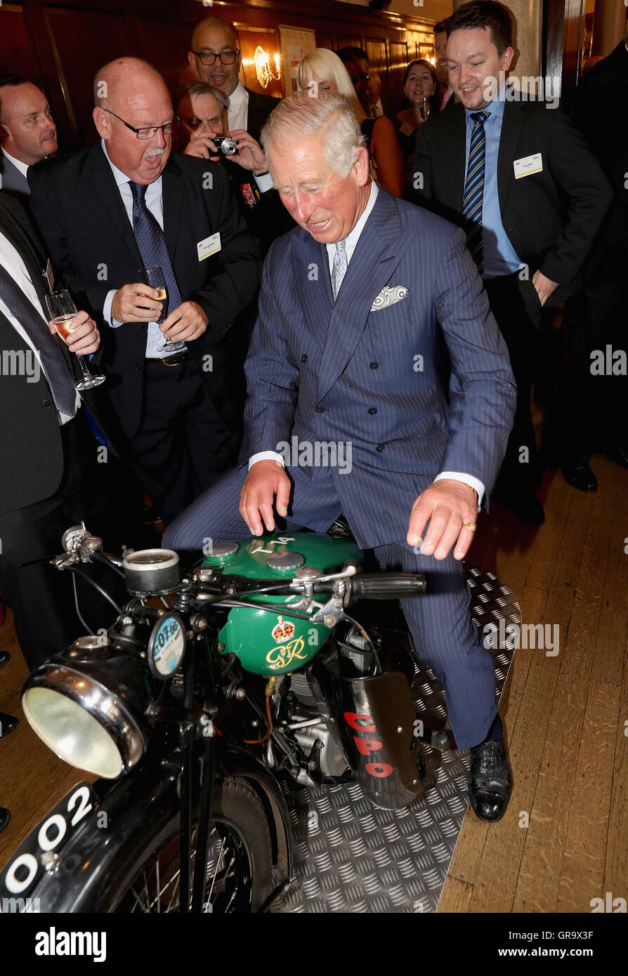 El Príncipe de Gales intenta una 1933 BSA 500cc moto usada para entregar  los telegramas como él acude a eception para conmemorar el 500 aniversario  de la Royal Mail en Merchant Taylor's