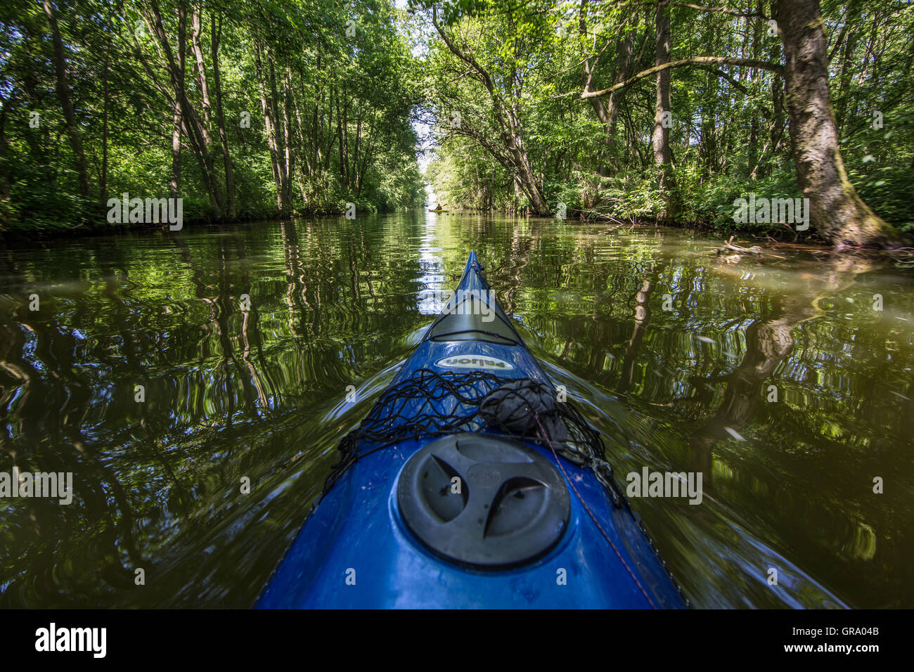 Vista desde un kayak de mar a un río Foto de stock